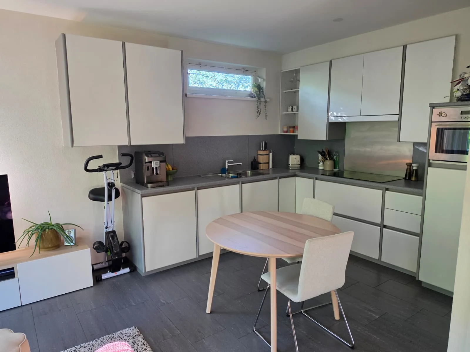 Moderne keuken met eettafel en stoelen in appartement.