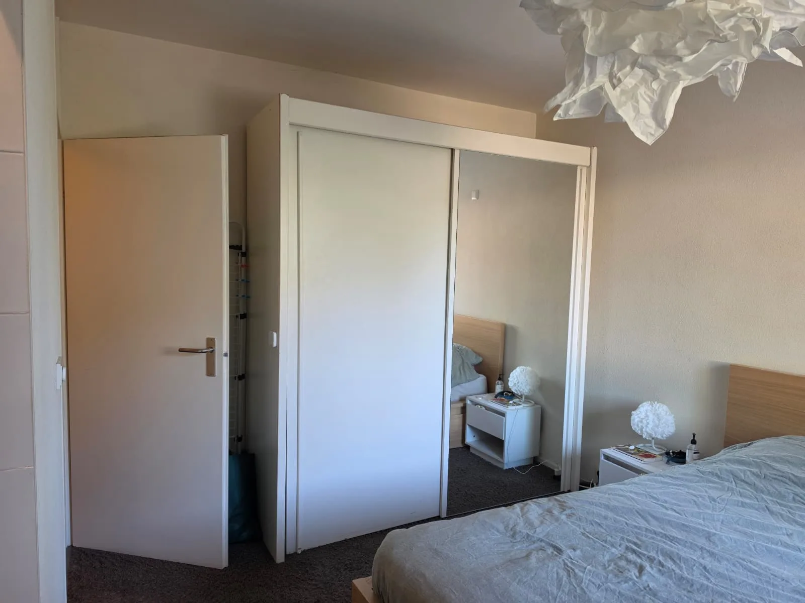 Slaapkamer met bed en kast in appartement te huur in Veenendaal.